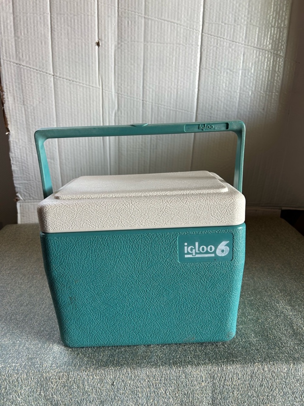 Igloo teal cooler with cream lid and handle